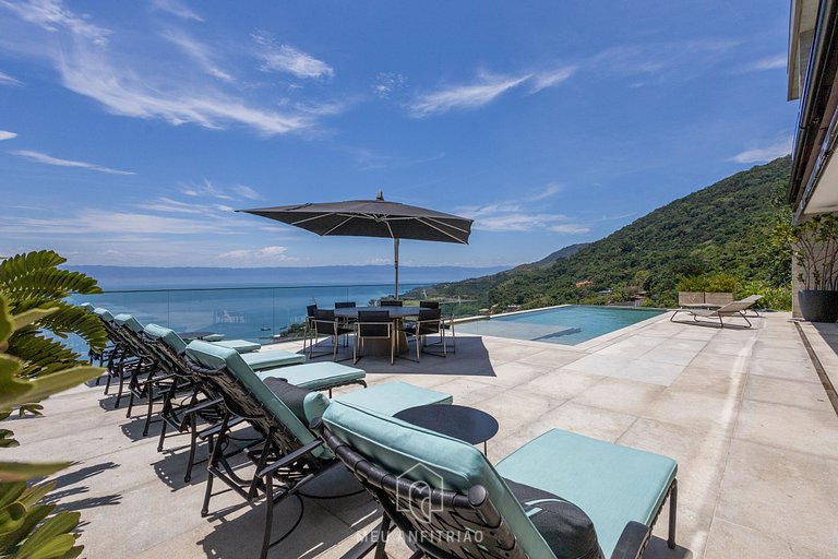 Mansion with infinity pool and sea view