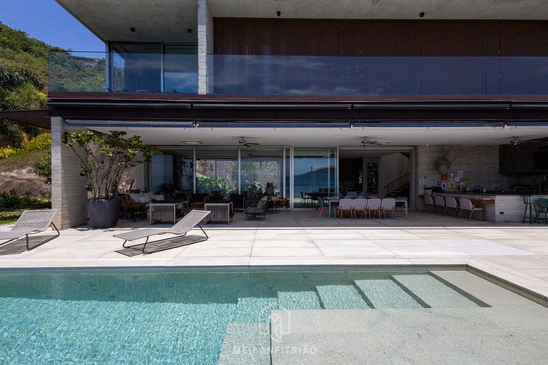 Mansion with infinity pool and sea view