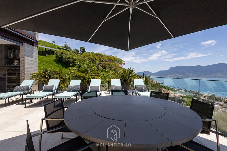 Mansion with infinity pool and sea view