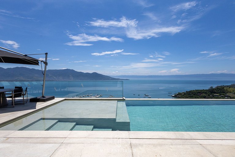 Mansion with infinity pool and sea view