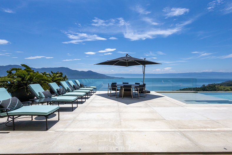 Mansion with infinity pool and sea view