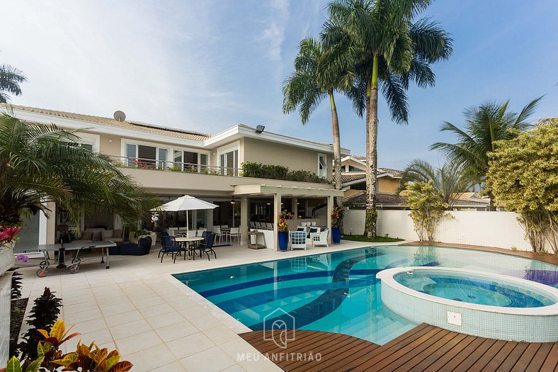 Mansion with jacuzzi and pool near the beach