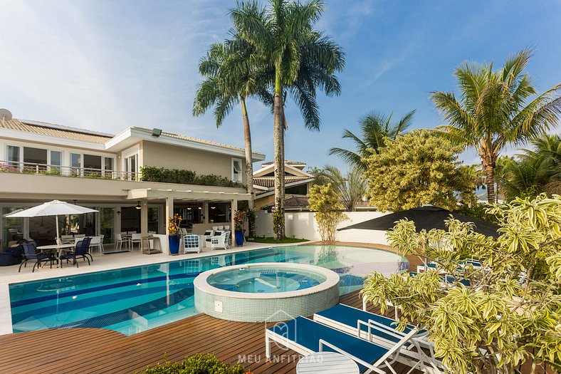 Mansion with jacuzzi and pool near the beach