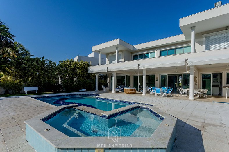 Mansion with pool near Tabatinga Beach