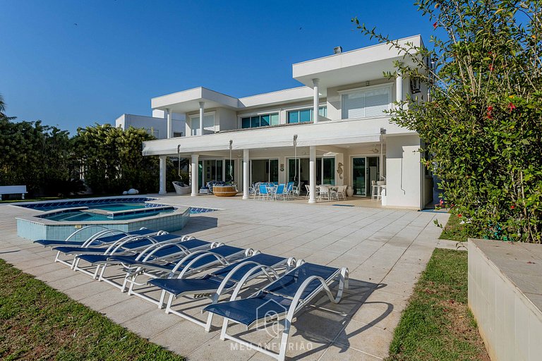 Mansion with pool near Tabatinga Beach