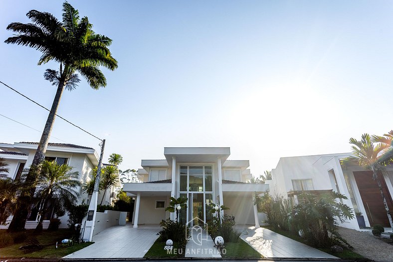 Mansion with pool near Tabatinga Beach