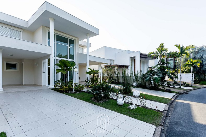 Mansion with pool near Tabatinga Beach