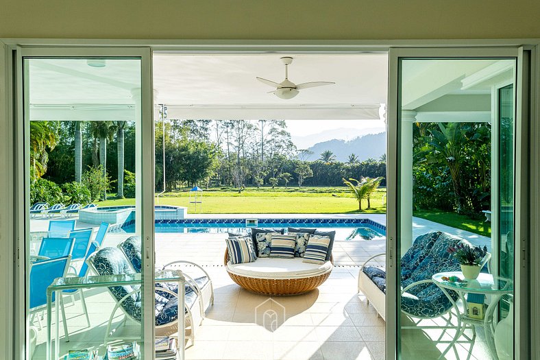 Mansion with pool near Tabatinga Beach