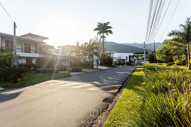 Mansion with pool near Tabatinga Beach