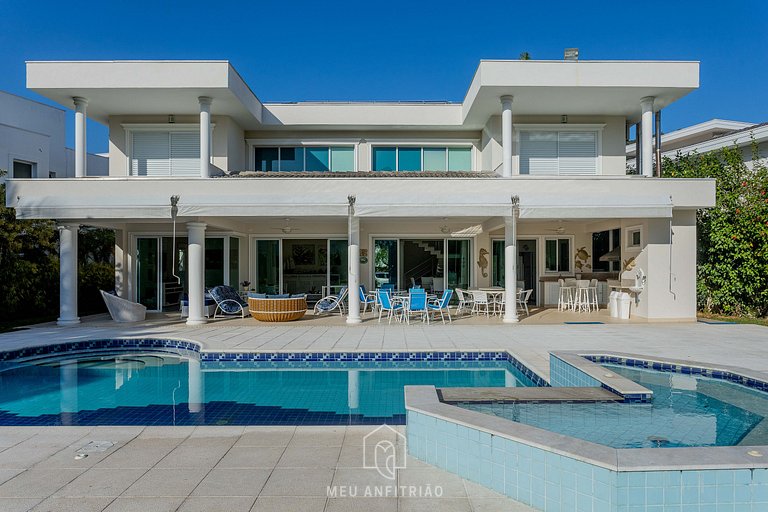 Mansion with pool near Tabatinga Beach