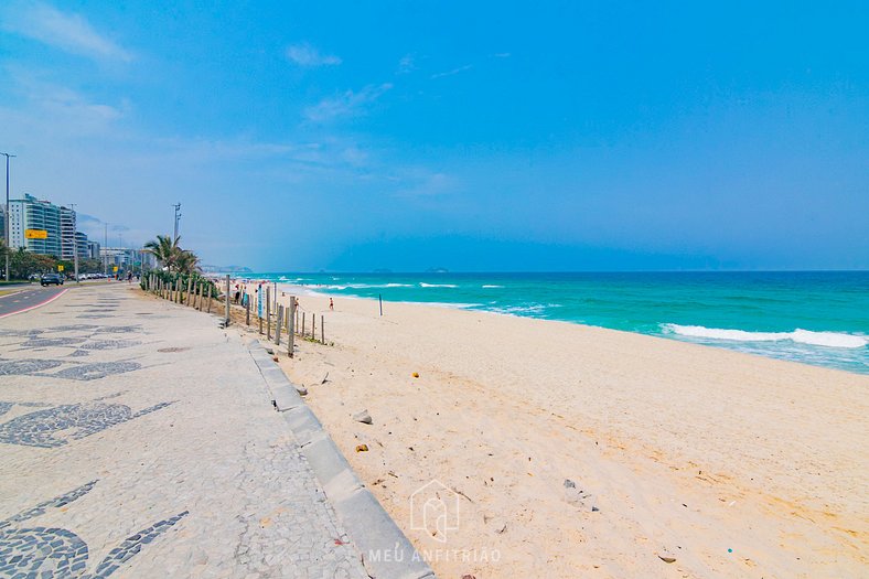 Pé na areia e vista para praia na Barra da Tijuca