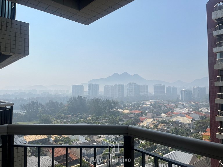 Pé na areia e vista para praia na Barra da Tijuca