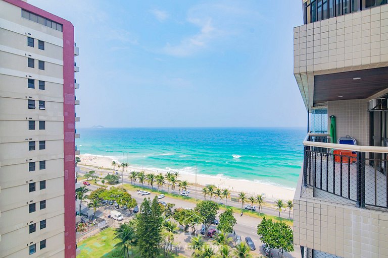 Pé na areia e vista para praia na Barra da Tijuca