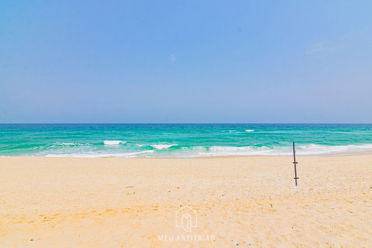 Pé na areia e vista para praia na Barra da Tijuca