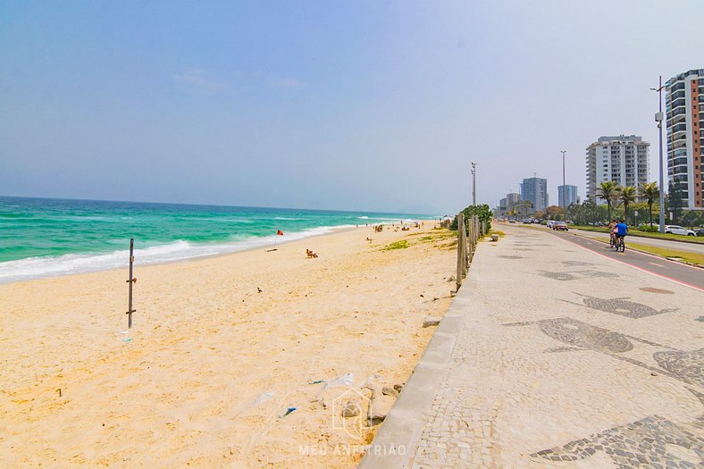 Pé na areia e vista para praia na Barra da Tijuca