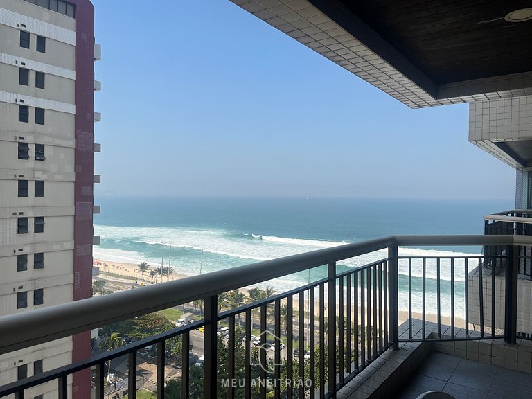 Pé na areia e vista para praia na Barra da Tijuca