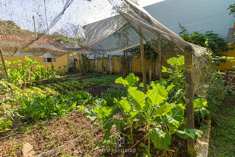 Piscina, jardim, área gourmet e vista arborizada