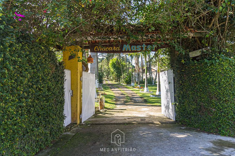 Piscina, jardim, área gourmet e vista arborizada