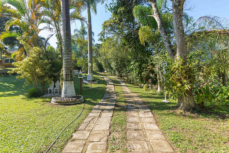 Piscina, jardim, área gourmet e vista arborizada