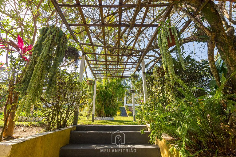 Piscina, jardim, área gourmet e vista arborizada