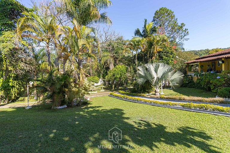 Piscina, jardim, área gourmet e vista arborizada