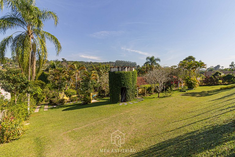 Piscina, jardim, área gourmet e vista arborizada