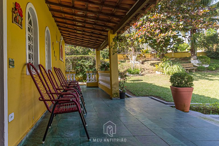 Piscina, jardim, área gourmet e vista arborizada