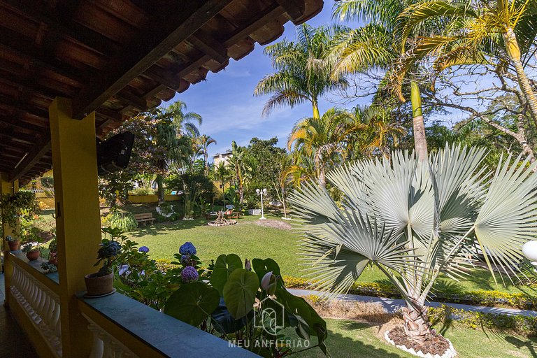 Piscina, jardim, área gourmet e vista arborizada