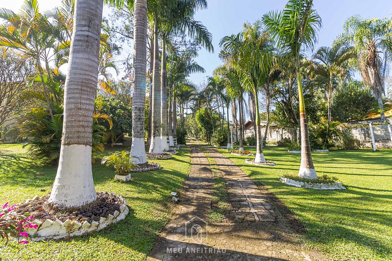 Piscina, jardim, área gourmet e vista arborizada