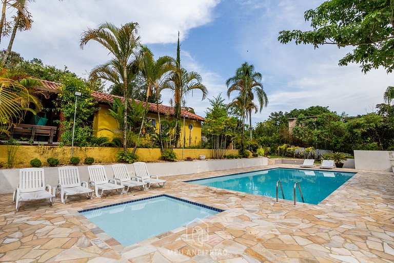 Piscina, jardim, área gourmet e vista arborizada