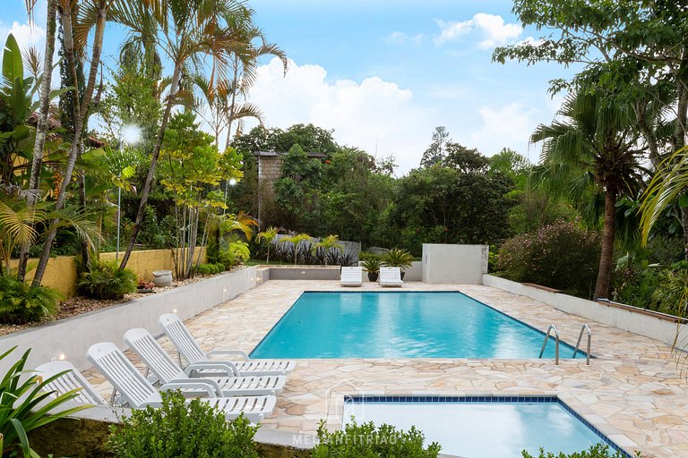 Piscina, jardim, área gourmet e vista arborizada