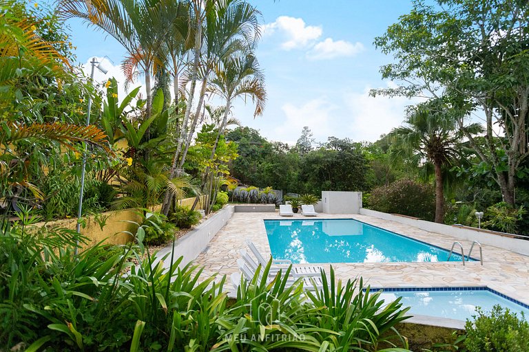 Piscina, jardim, área gourmet e vista arborizada