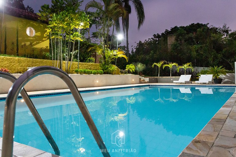 Piscina, jardim, área gourmet e vista arborizada