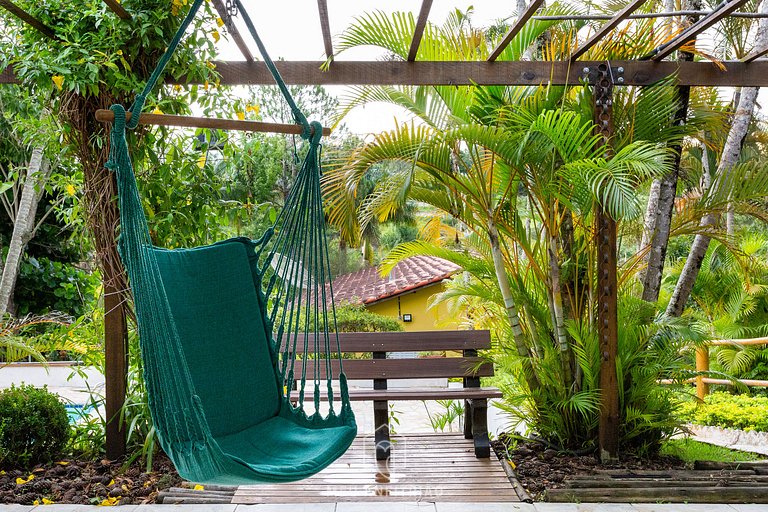 Piscina, jardim, área gourmet e vista arborizada