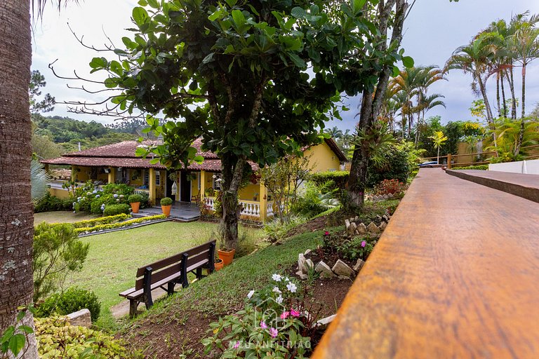 Piscina, jardim, área gourmet e vista arborizada