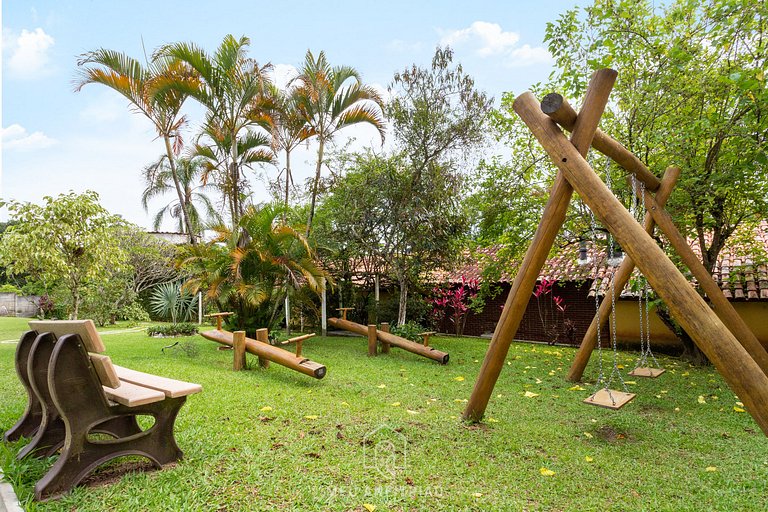 Piscina, jardim, área gourmet e vista arborizada