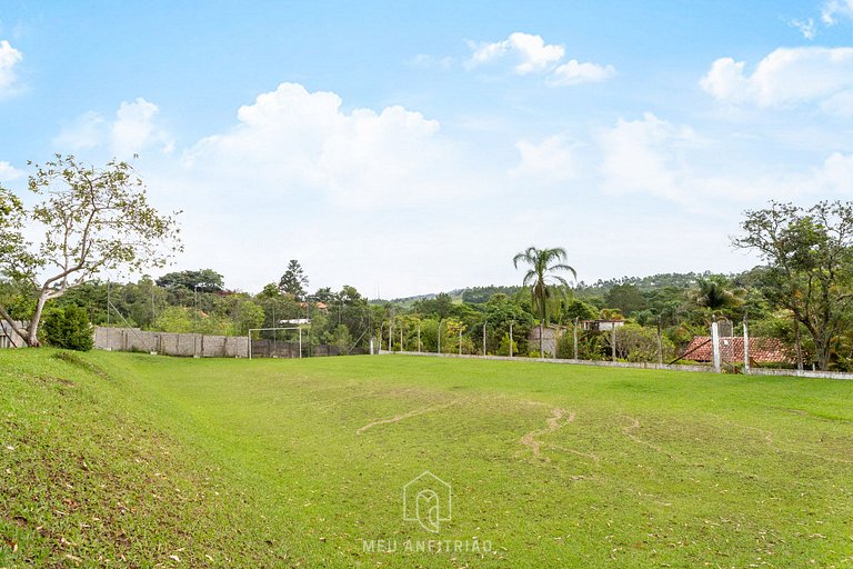 Piscina, jardim, área gourmet e vista arborizada