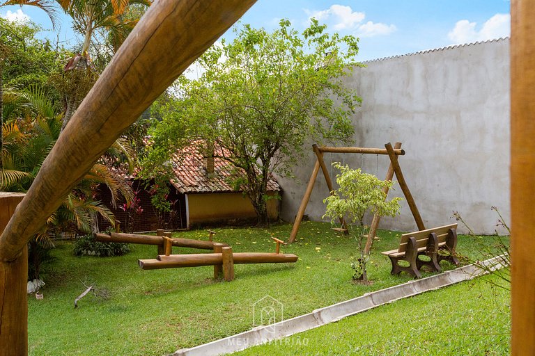 Piscina, jardim, área gourmet e vista arborizada