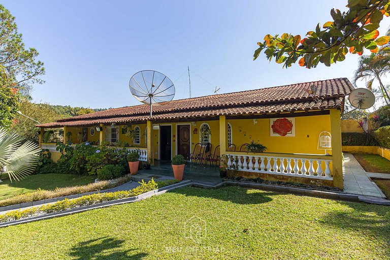 Piscina, jardim, área gourmet e vista arborizada