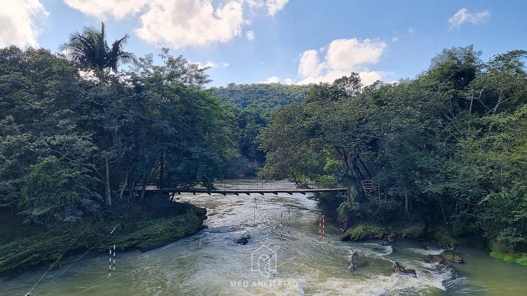 Piscina, jardim, área gourmet e vista arborizada