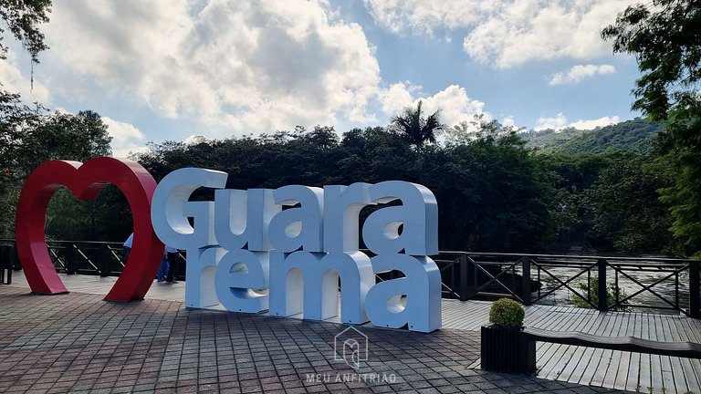 Piscina, jardim, área gourmet e vista arborizada