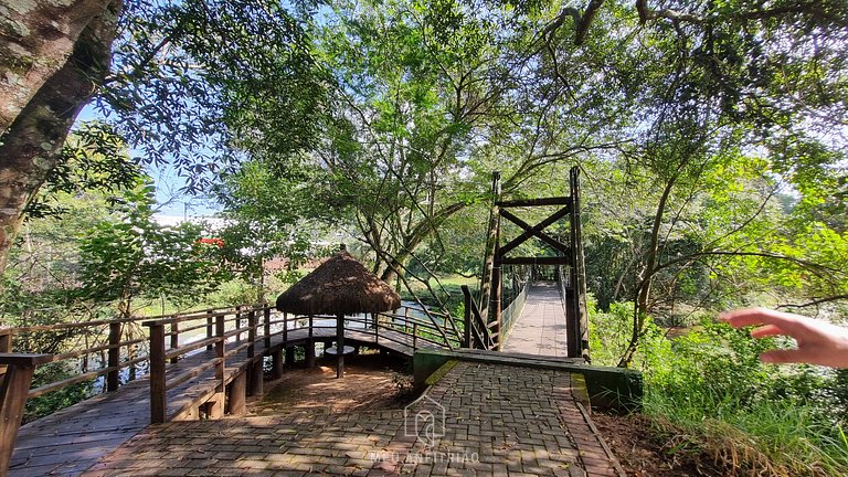 Piscina, jardim, área gourmet e vista arborizada