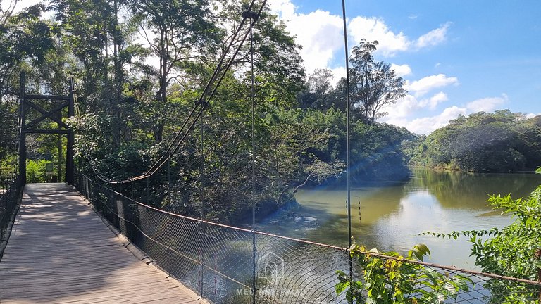 Piscina, jardim, área gourmet e vista arborizada