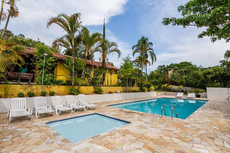 Pool, garden, gourmet area and tree-lined view