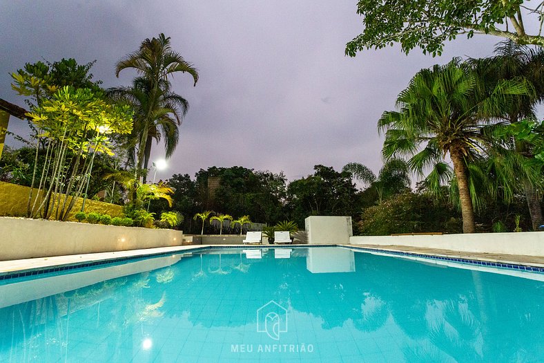 Pool, garden, gourmet area and tree-lined view