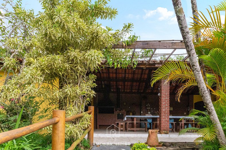 Pool, garden, gourmet area and tree-lined view