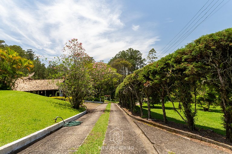 Ranch with pool, wooded area and leisure area