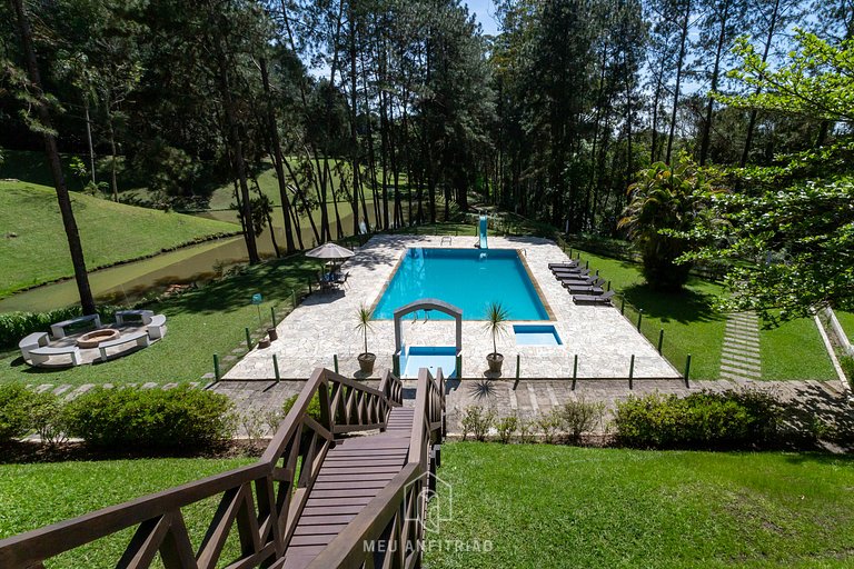 Ranch with pool, wooded area and leisure area