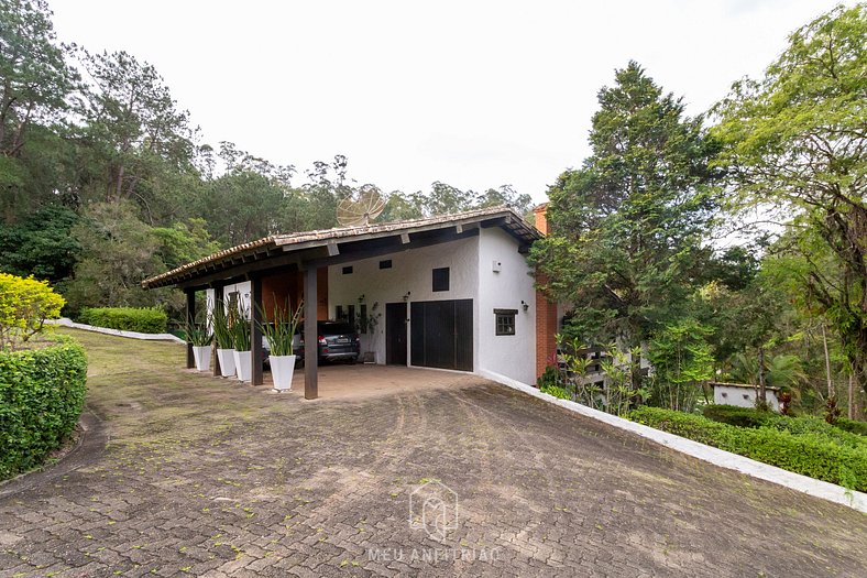 Ranch with pool, wooded area and leisure area