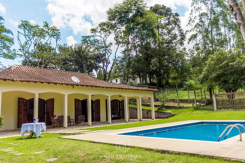 Ranch with swimming pool, barbecue and wooded area